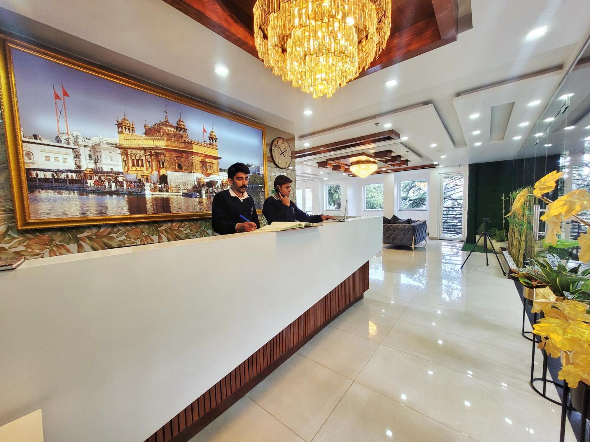 Rr Hotel & Resort 다람샬라 외부 사진